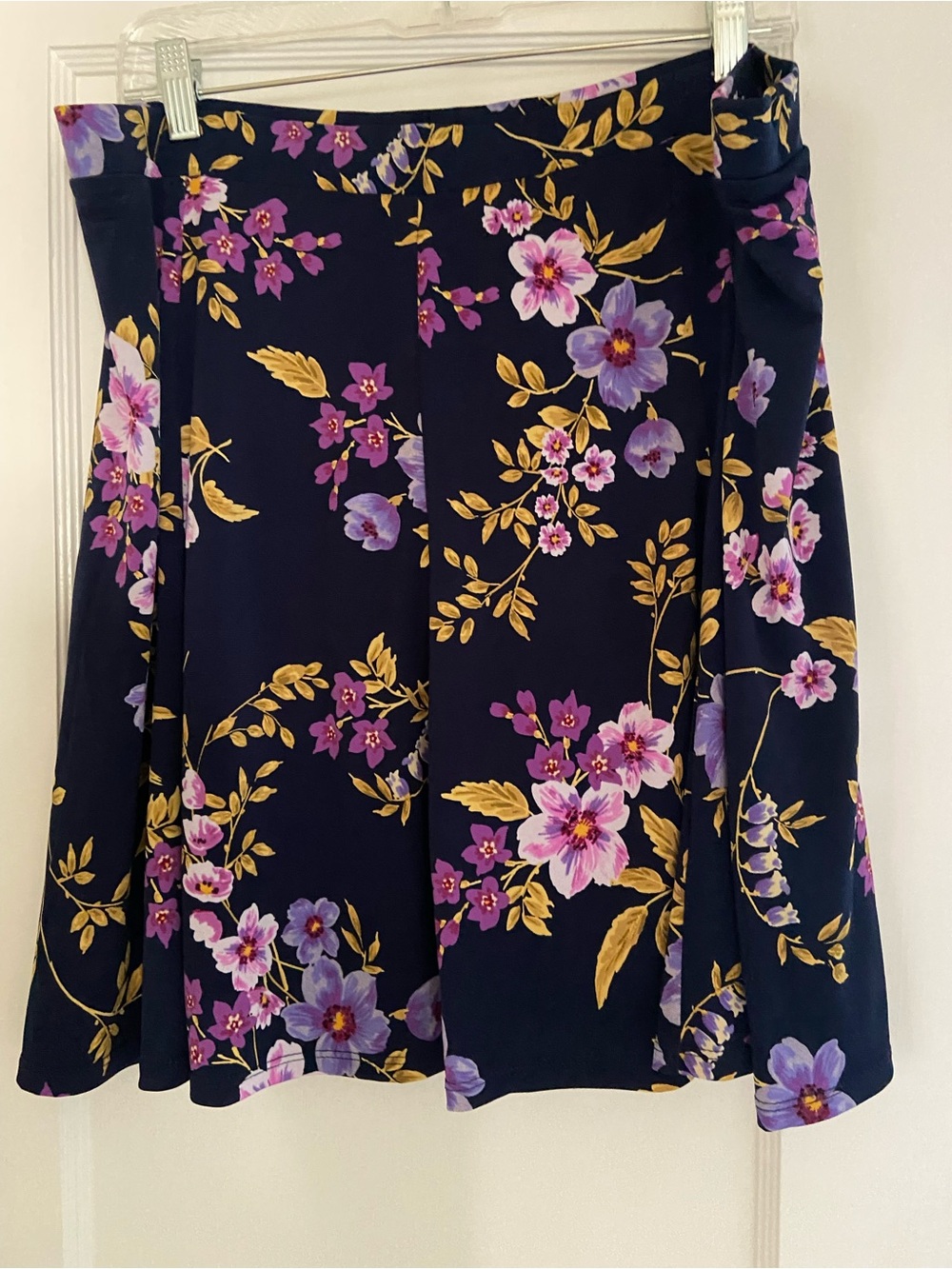 Susan Graver Pull-On Liquid Knit Navy Circle Skort, Floral Print. Size 1x
